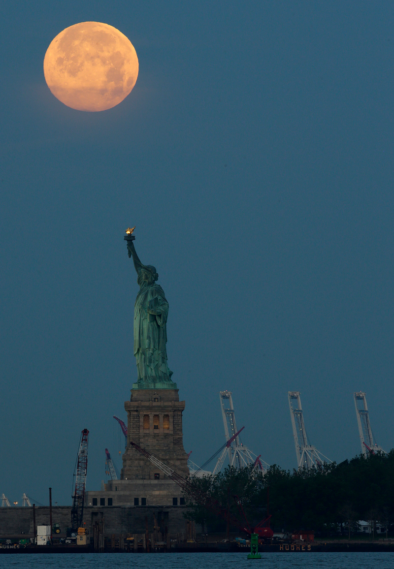 Illustration for article titled Las fotos más espectaculares de la superluna de ayer